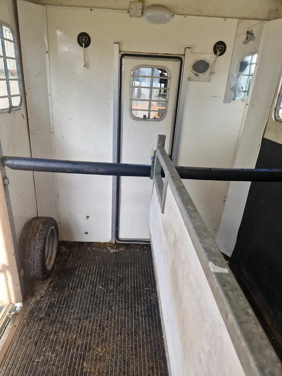 Horse Box with Jockey Room - Image 2