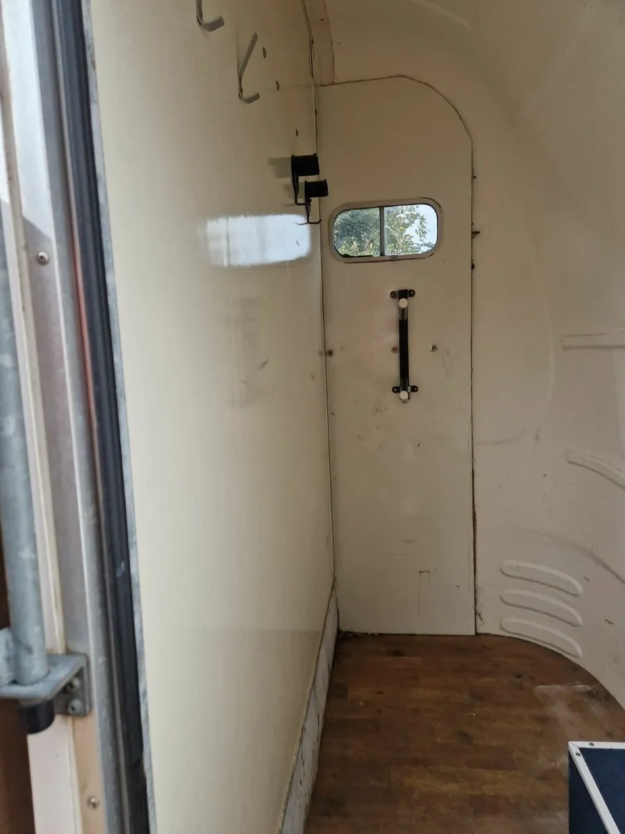 Horse Box with Jockey Room - Image 4