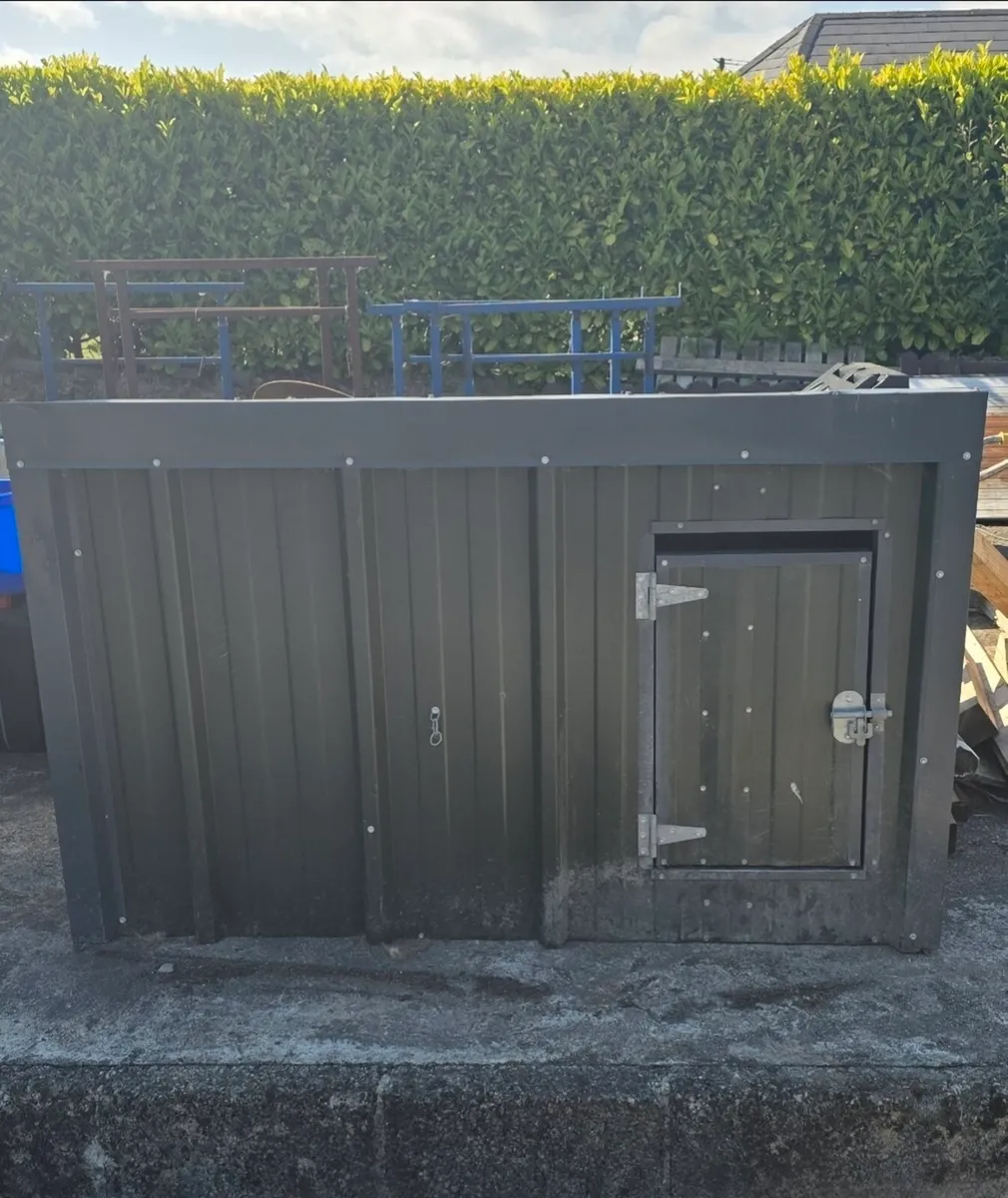 Dog kennel - Image 1