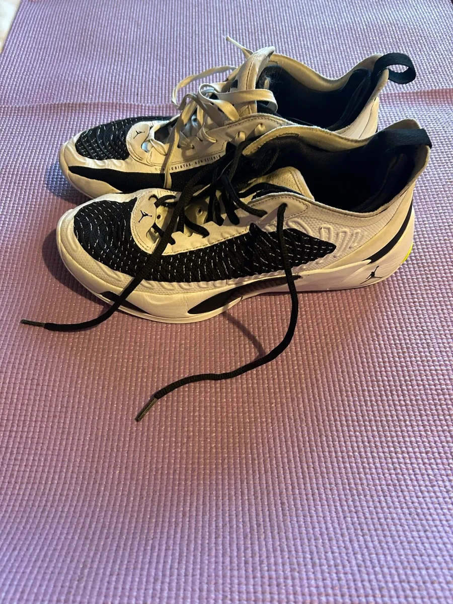 Basketball shoes - Image 2