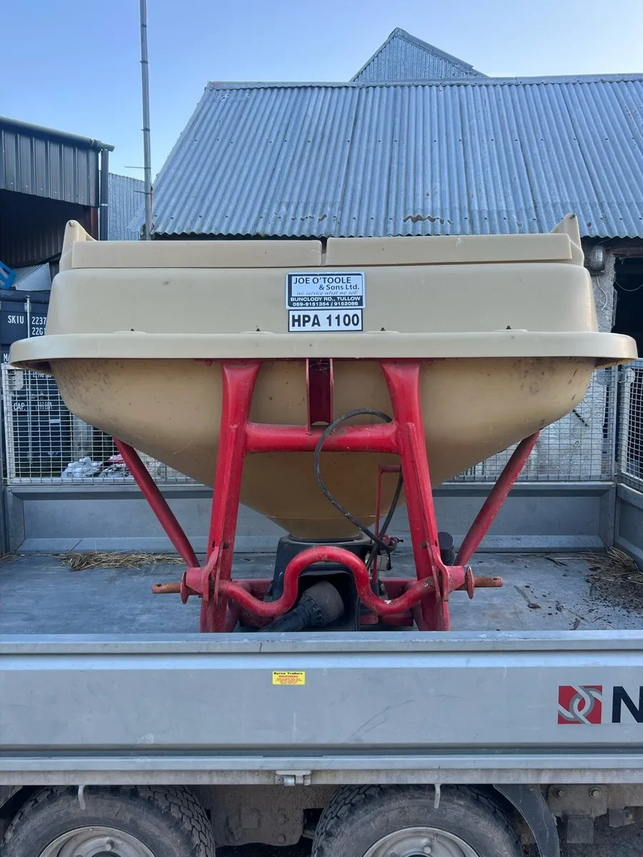 Fertiliser spreader - Image 1