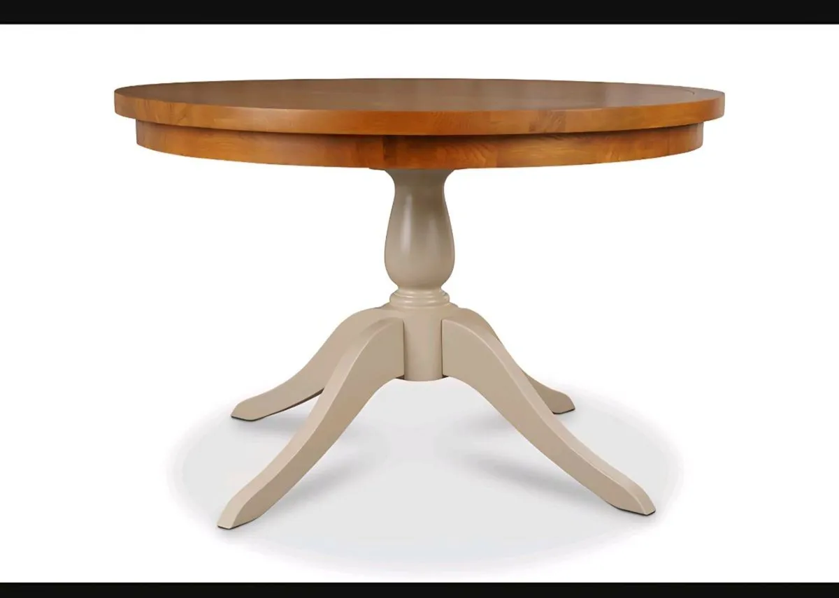 Table and chairs - Image 2
