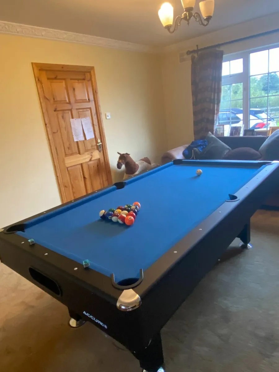 Pool table - Image 1