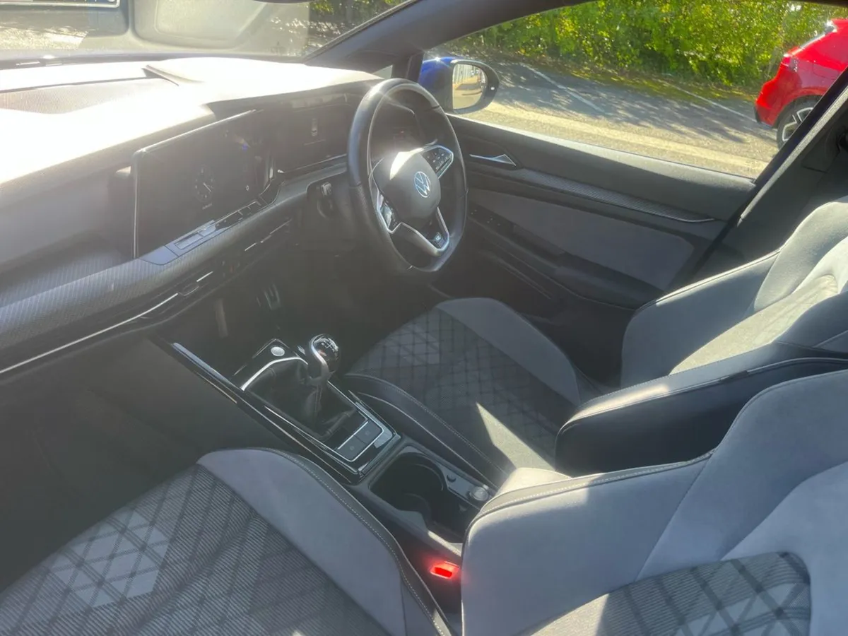 Volkswagen Golf R-line 2.0tdi 150HP Manual - Image 3