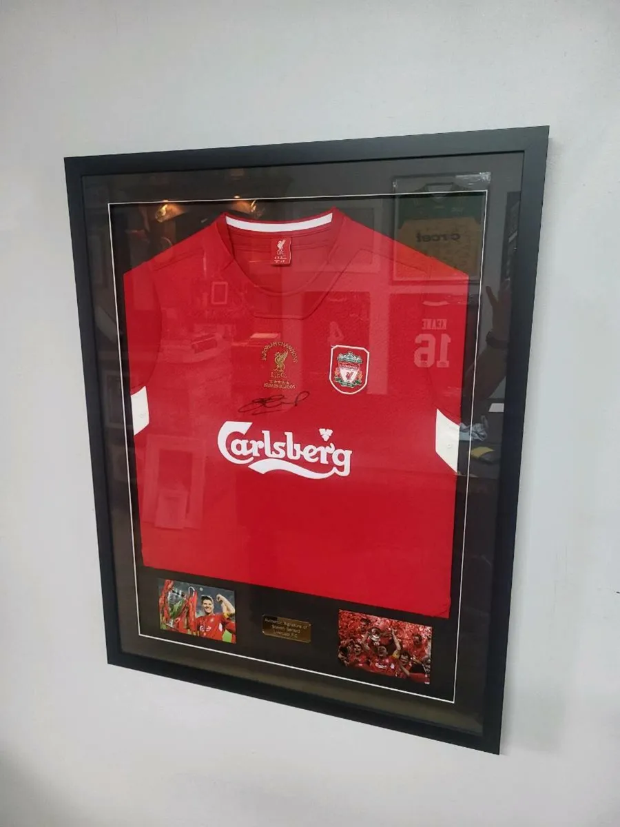 Framed Steven Gerrard signed Liverpool shirt - Image 1