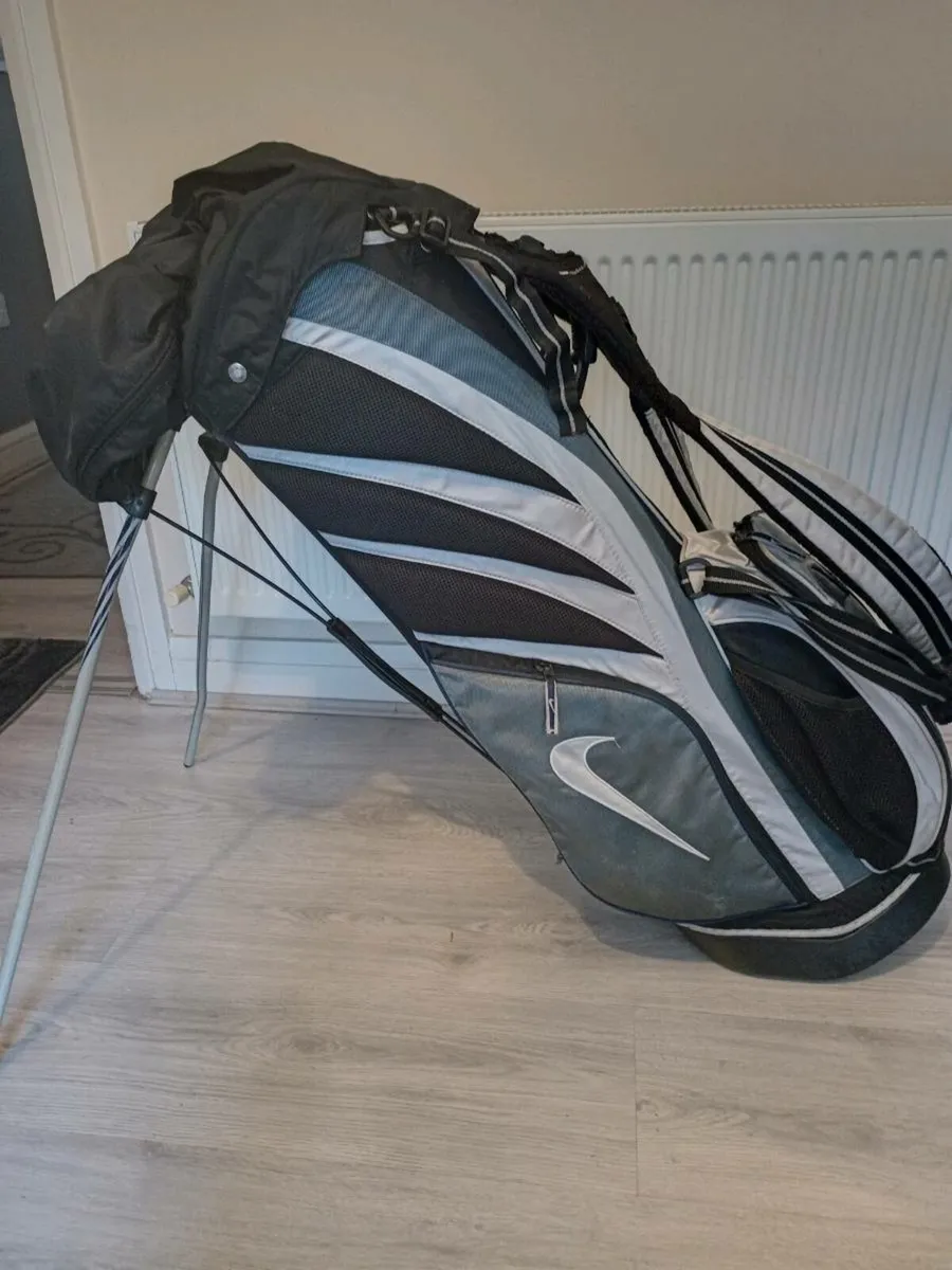 Nike golf bag with stand. - Image 1