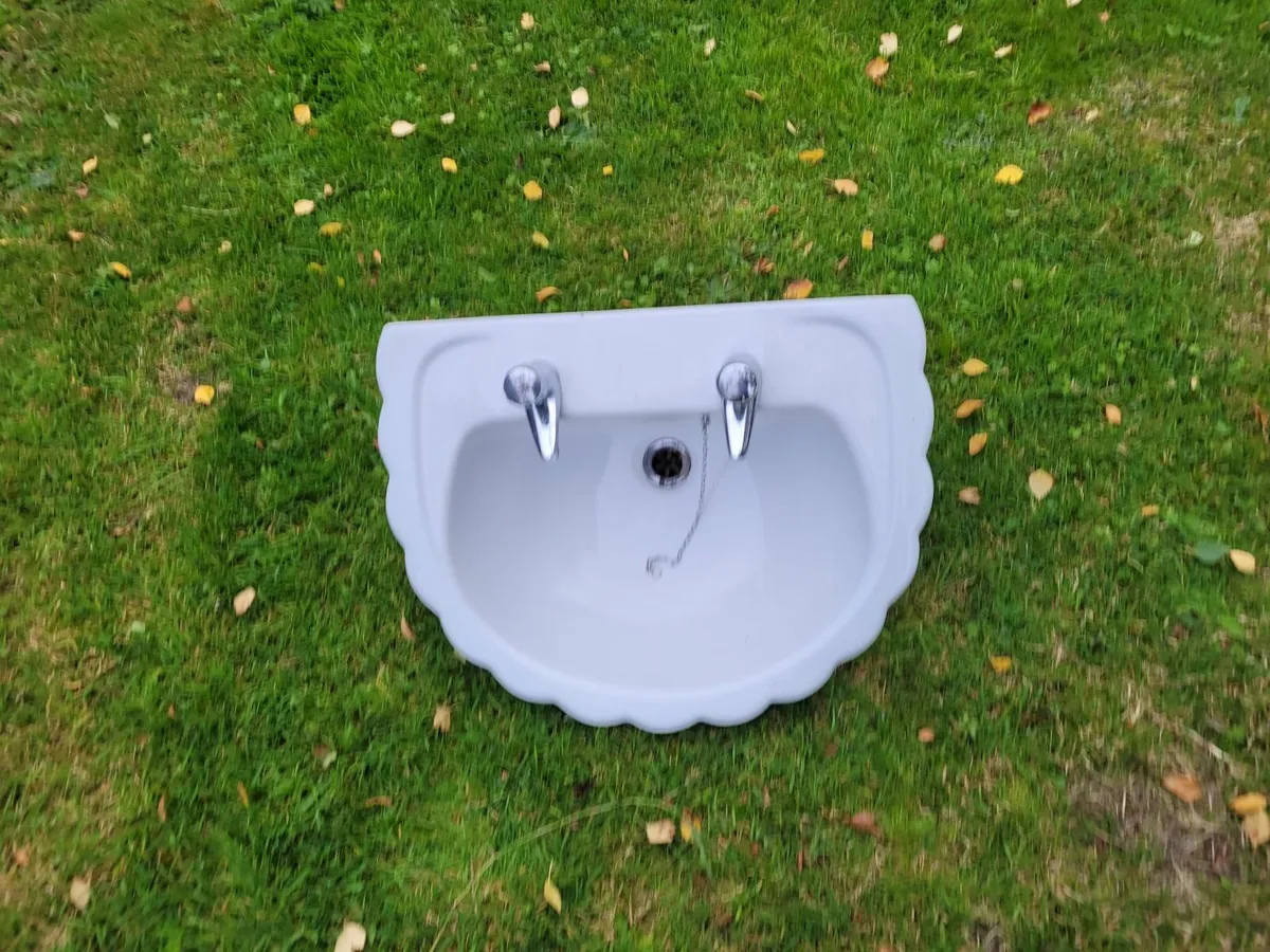 Bathroom sink