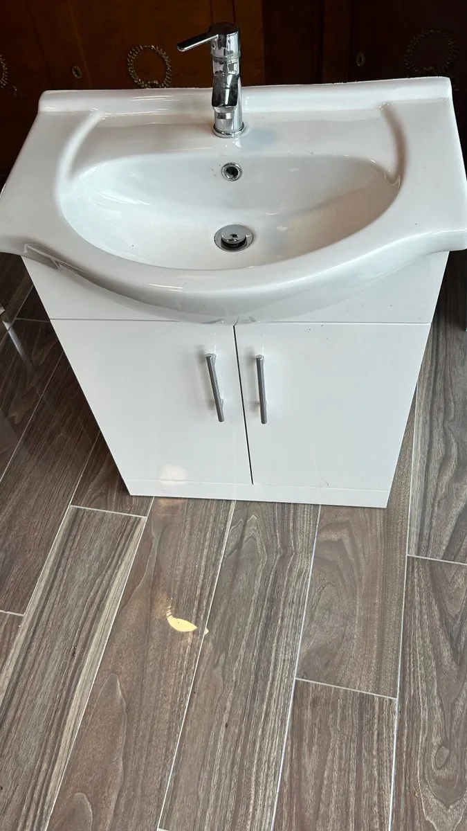 Vanity basin with tap - Image 1