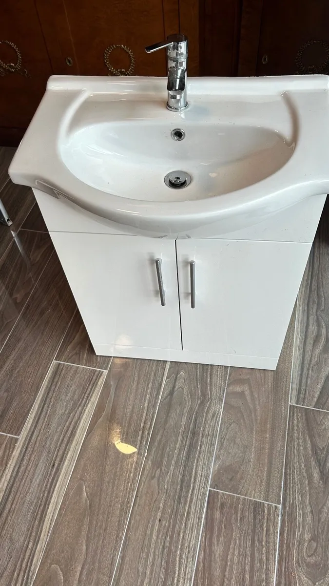 Vanity basin with tap - Image 2