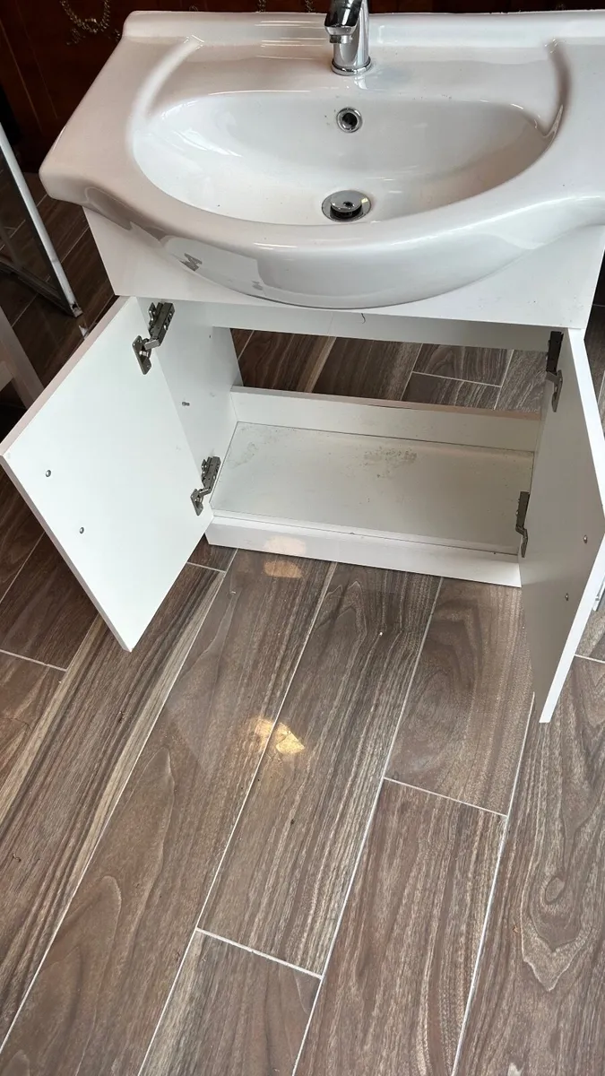 Vanity basin with tap - Image 3