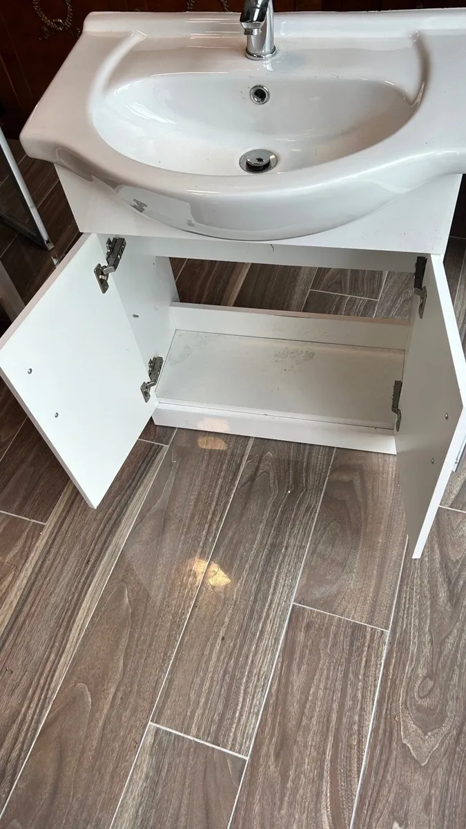 Vanity basin with tap - Image 4