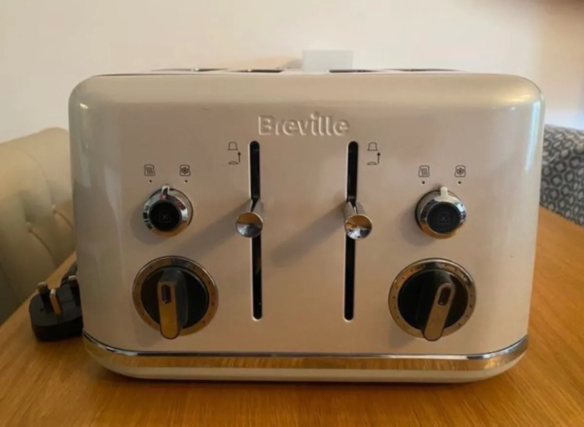Breville 4 slice toaster - Image 1