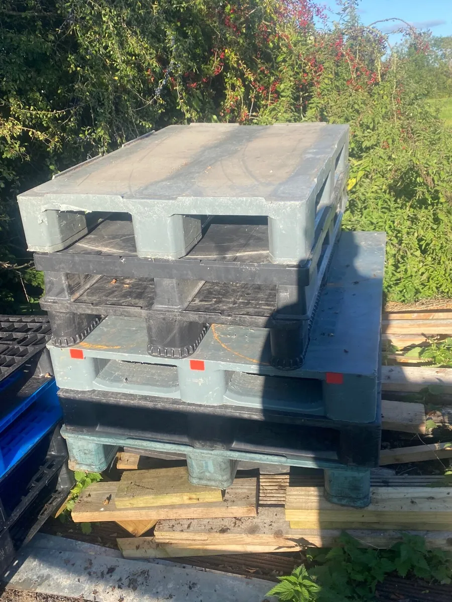 Solid base plastic pallets
