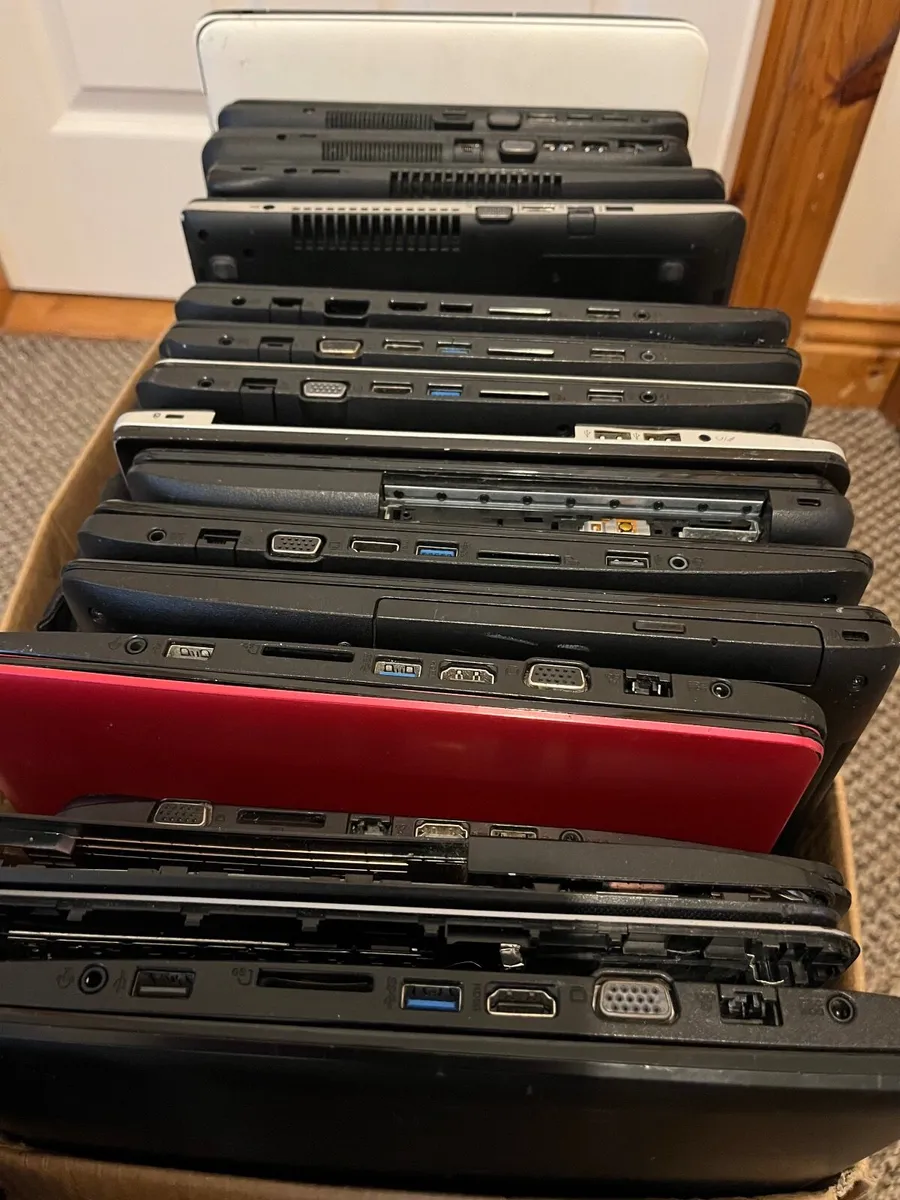 JOBLOT of 44 laptops for parts or repair - Image 1