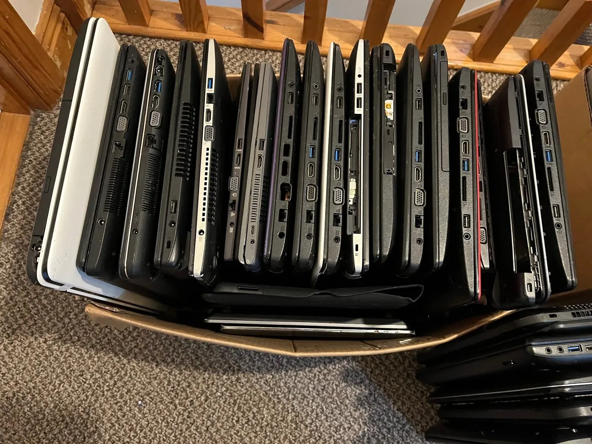 JOBLOT of 44 laptops for parts or repair - Image 2