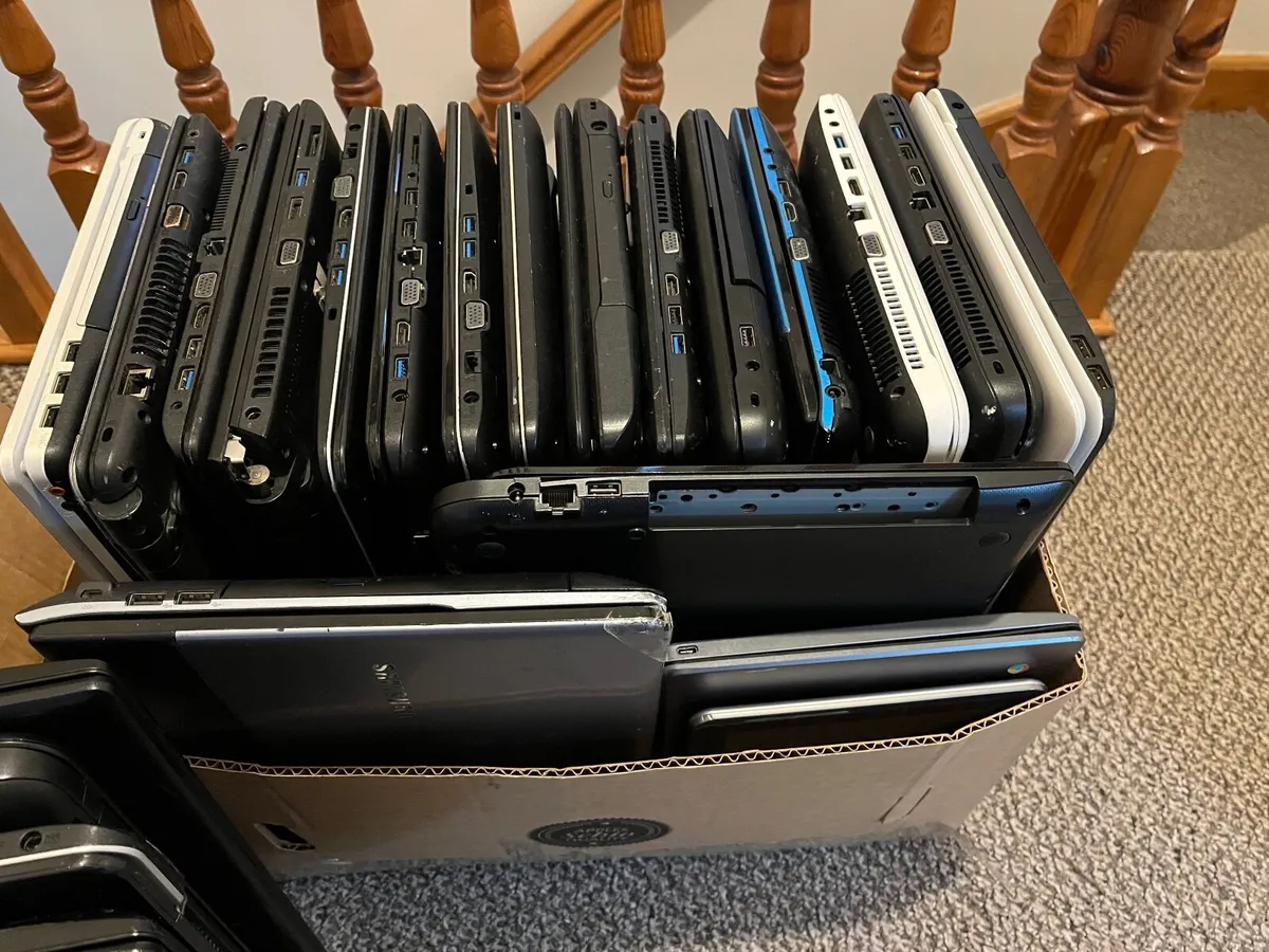 JOBLOT of 44 laptops for parts or repair - Image 3