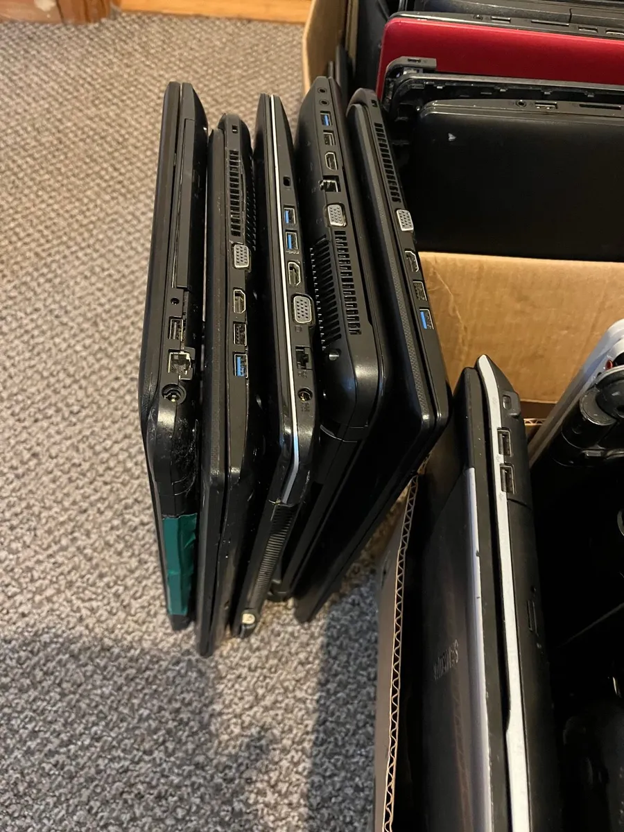 JOBLOT of 44 laptops for parts or repair - Image 4