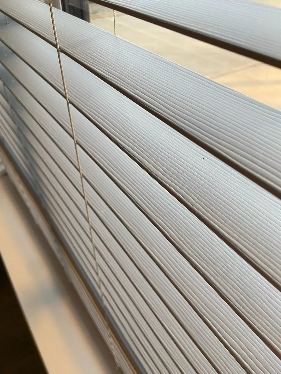 Wood effect venetian blinds - Image 1