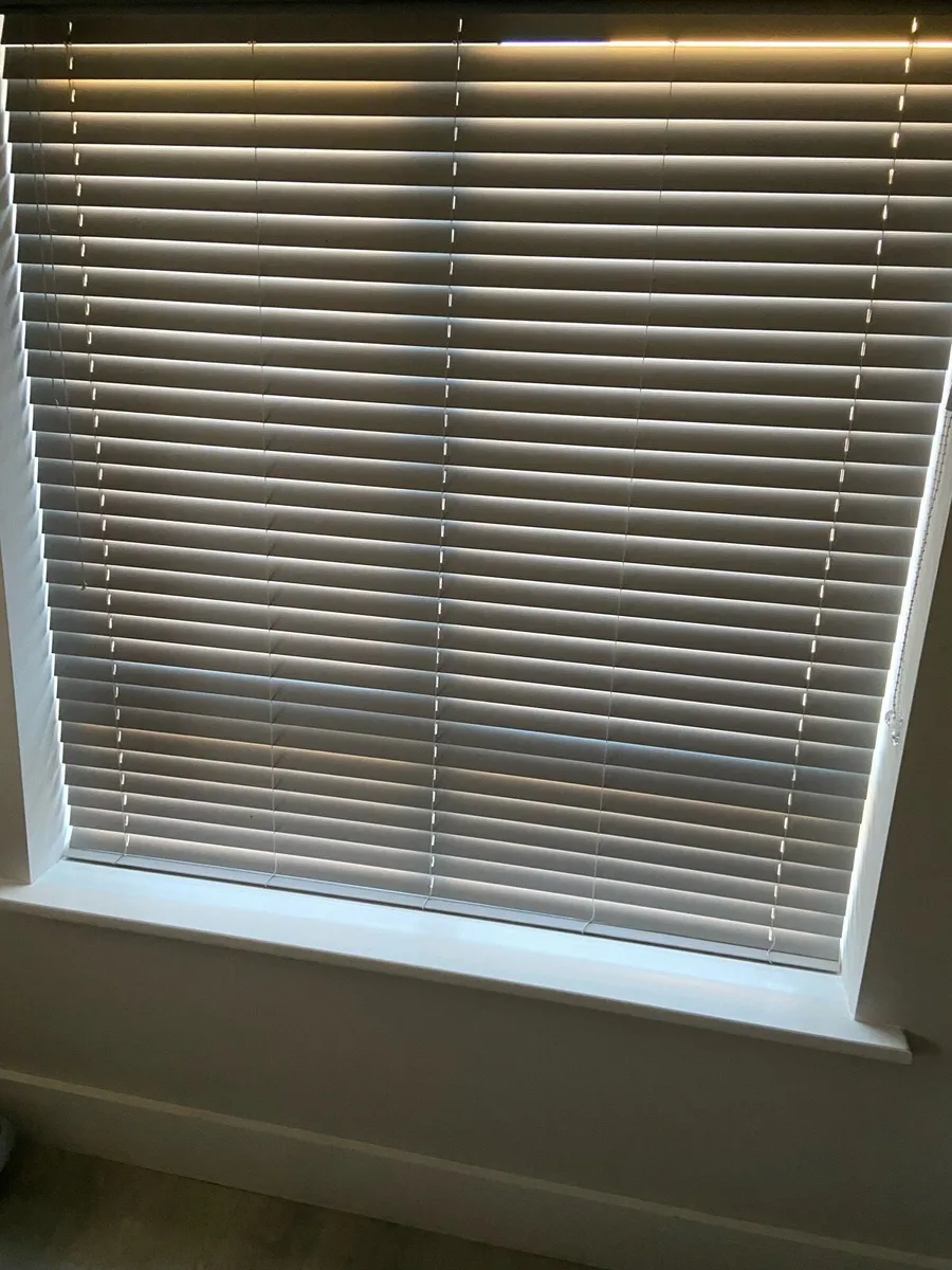 Wood effect venetian blinds - Image 2