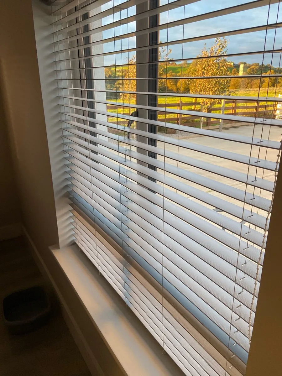 Wood effect venetian blinds - Image 3
