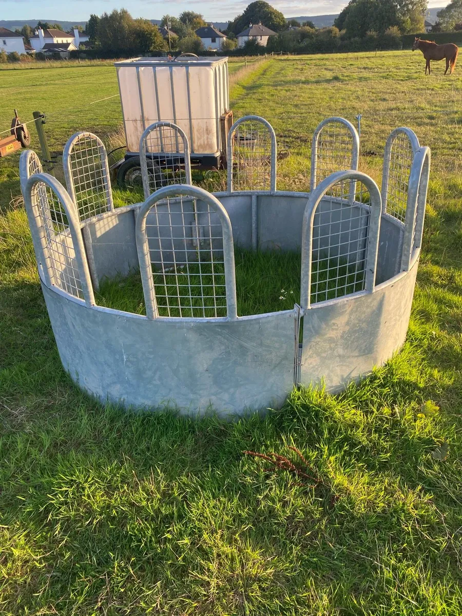 10 Horse Round Feeder - Image 2
