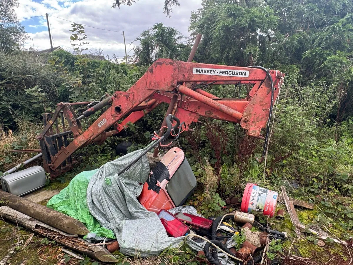 Massey Ferguson 880 front loader - Image 2