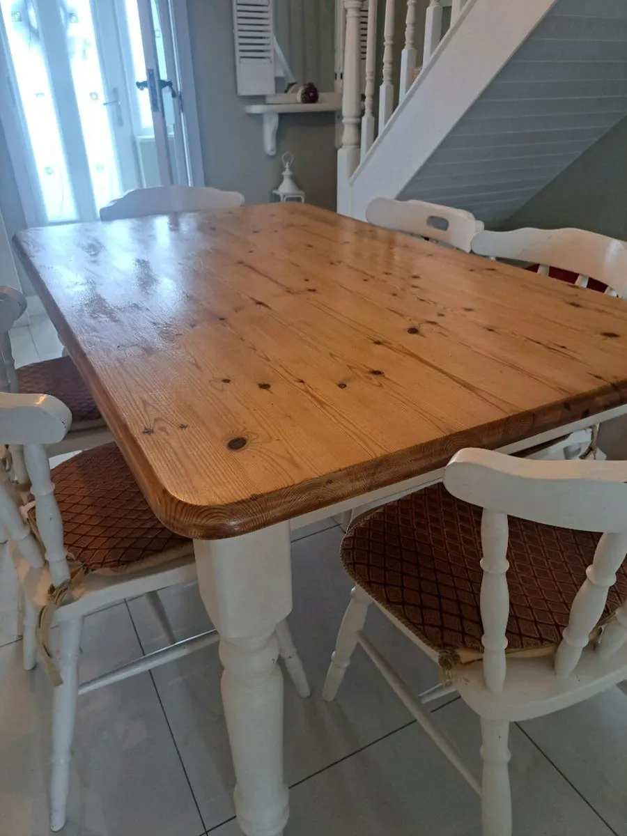 Table and chairs - Image 1
