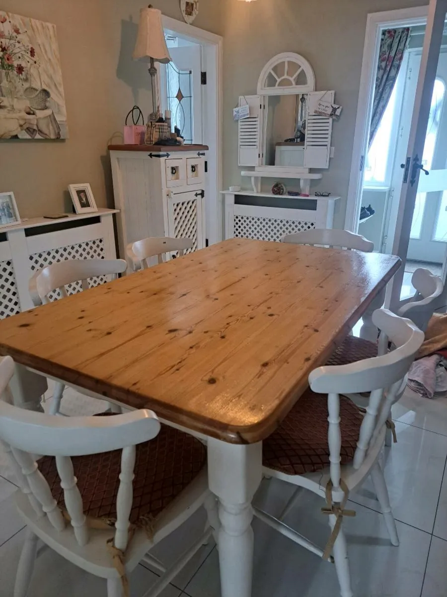 Table and chairs - Image 2