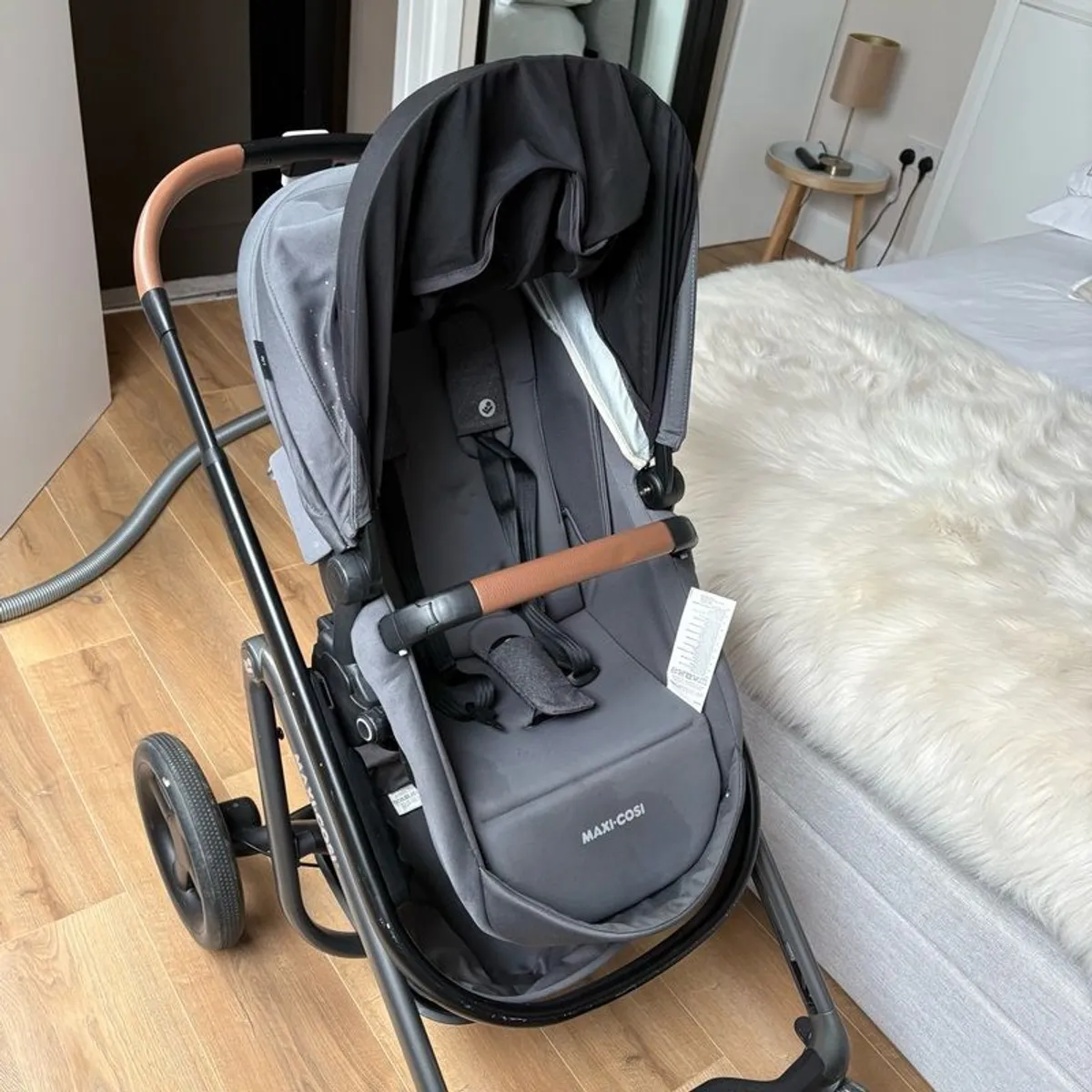 maxi cosi travel system - includes maxi cosi jade carrycot, clips into buggy but is also a car seat. Also included is maxi cosi isofix base. Also included is maxi cosi Lila buggy - Image 1