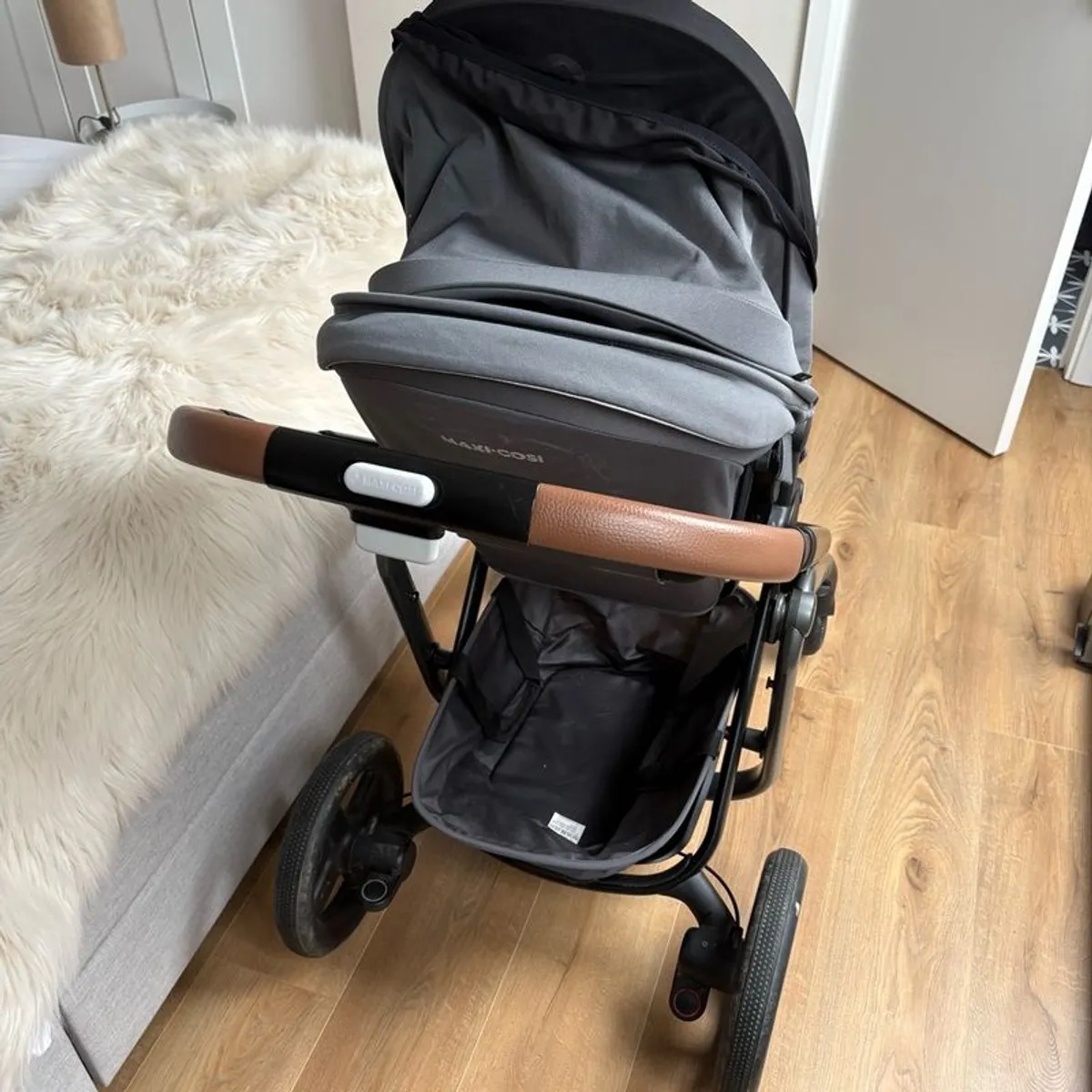 maxi cosi travel system - includes maxi cosi jade carrycot, clips into buggy but is also a car seat. Also included is maxi cosi isofix base. Also included is maxi cosi Lila buggy - Image 2
