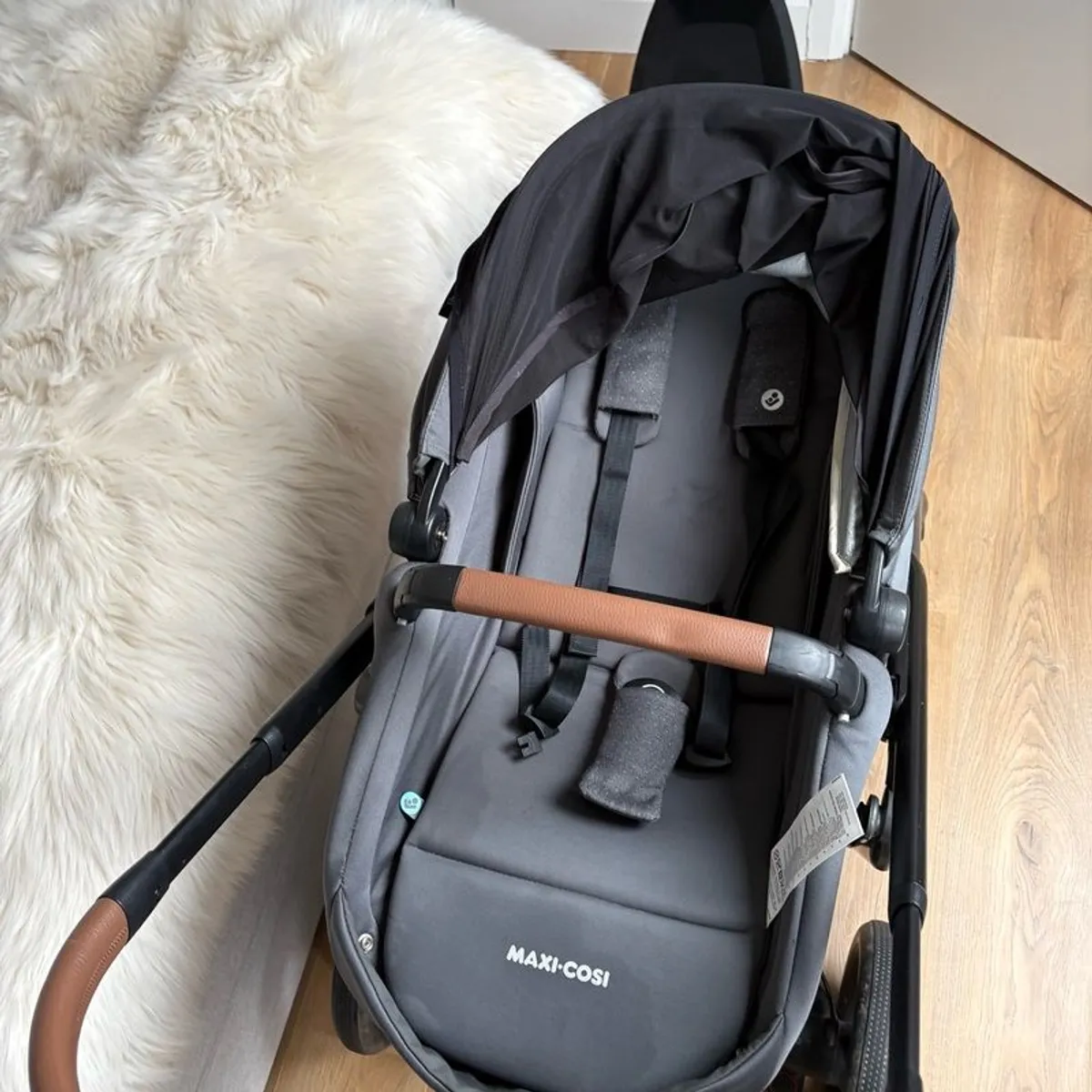 maxi cosi travel system - includes maxi cosi jade carrycot, clips into buggy but is also a car seat. Also included is maxi cosi isofix base. Also included is maxi cosi Lila buggy - Image 3