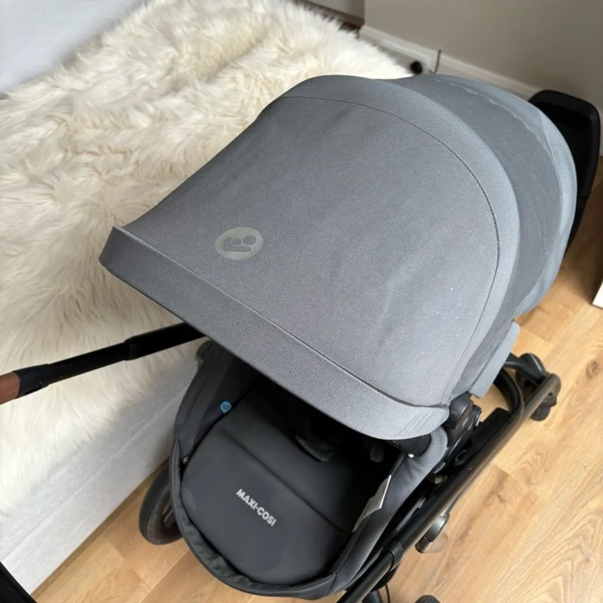 maxi cosi travel system - includes maxi cosi jade carrycot, clips into buggy but is also a car seat. Also included is maxi cosi isofix base. Also included is maxi cosi Lila buggy - Image 4