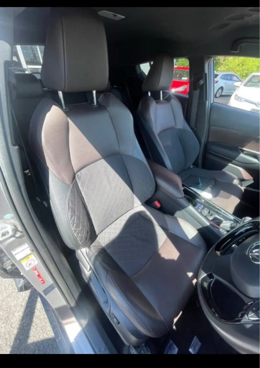 172 Toyota CH-R TOP SPEC AUTOMATIC - Image 3