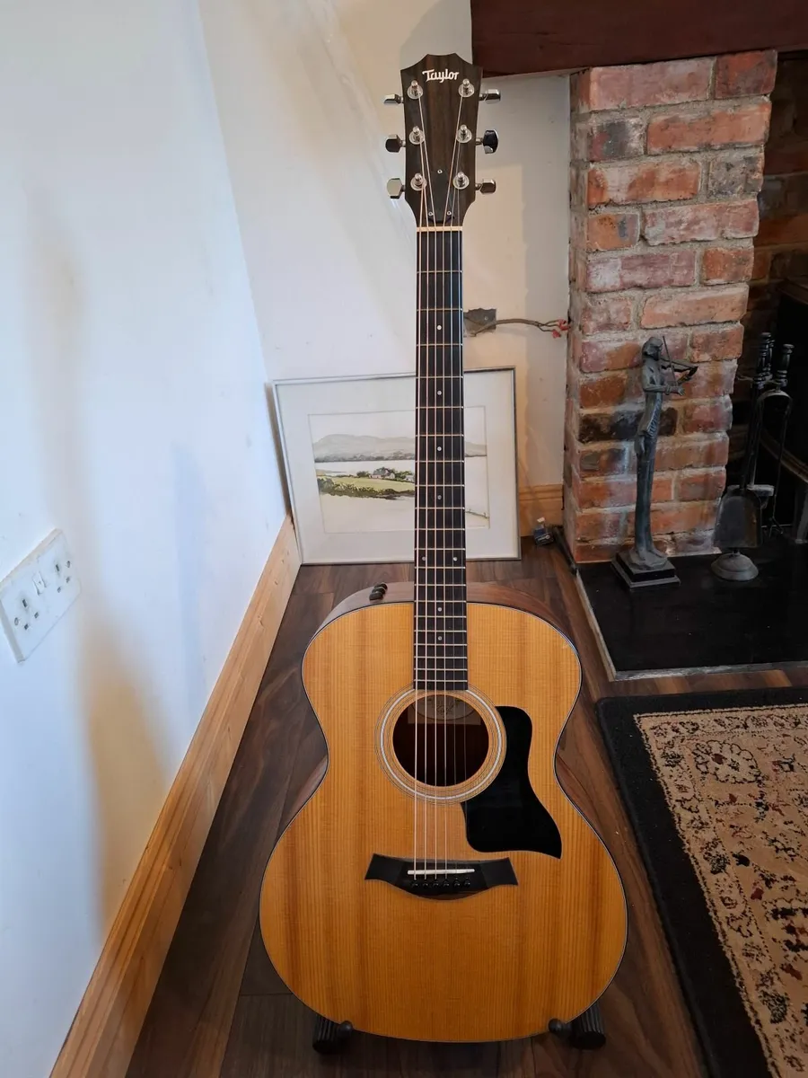 Acoustic guitar - Image 1