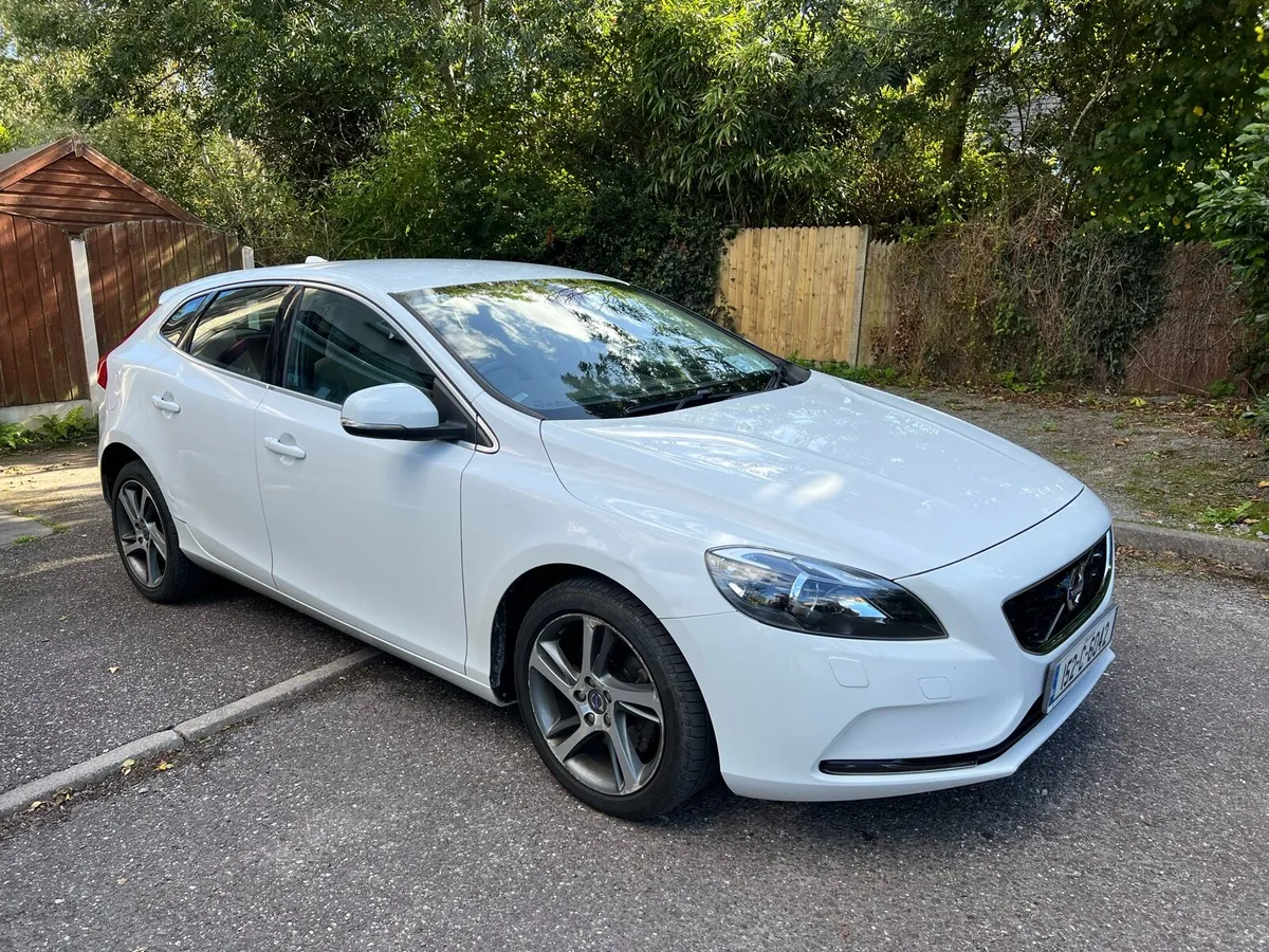 Volvo V40 - Image 1