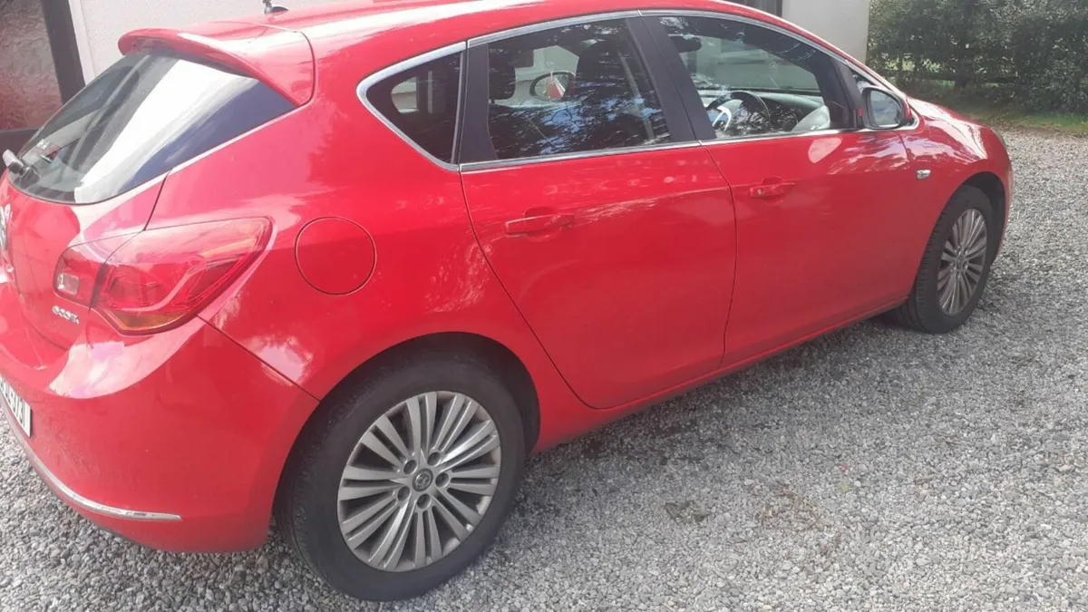 Stunning Red Opel Astra 1.6 Cdti Excite Ecoflex - Image 2