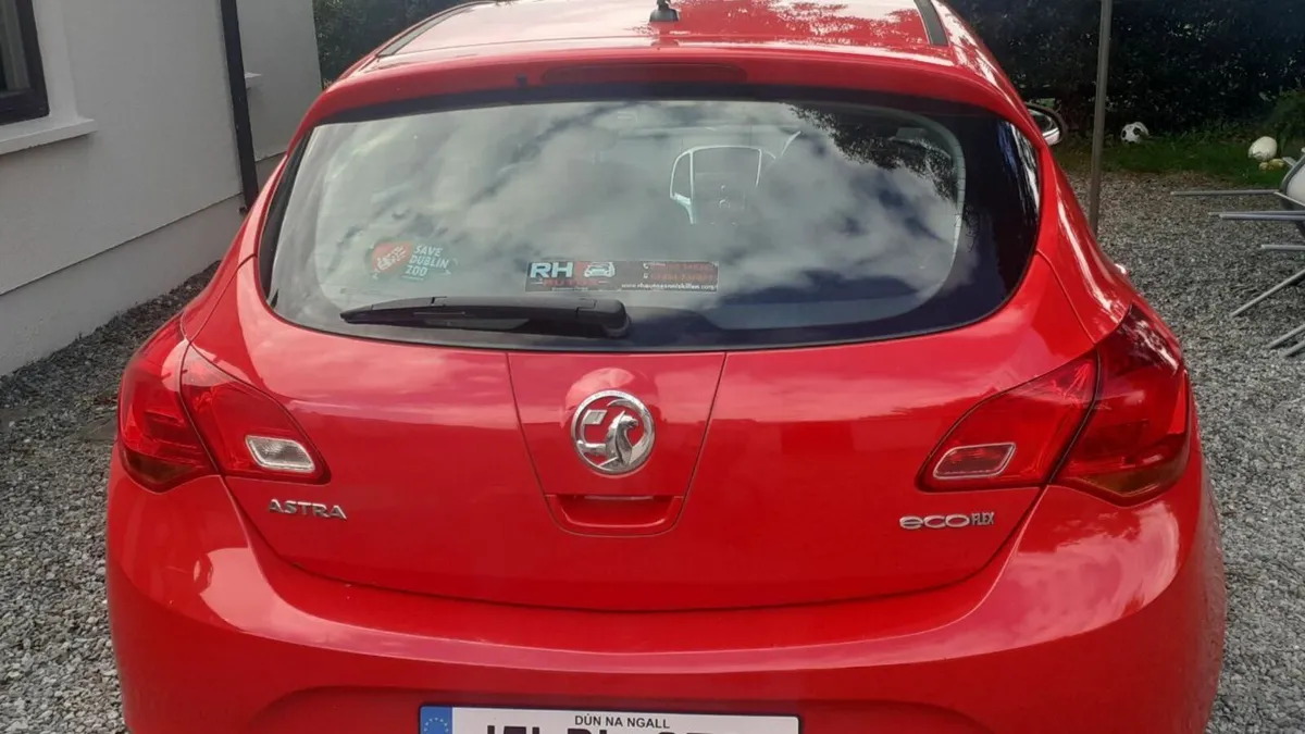 Stunning Red Opel Astra 1.6 Cdti Excite Ecoflex - Image 3