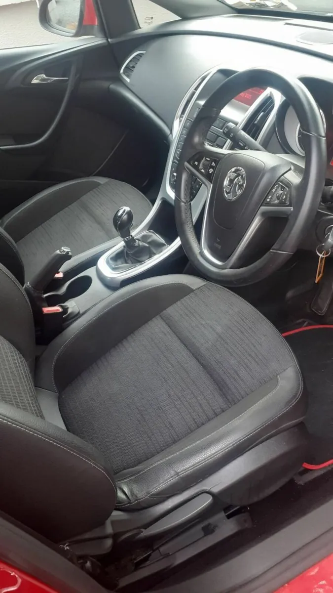 Stunning Red Opel Astra 1.6 Cdti Excite Ecoflex - Image 4