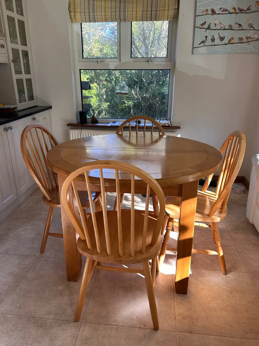 Kitchen table and chairs - Image 1