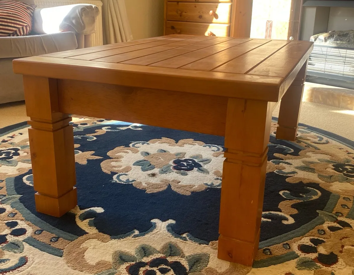 Coffee table with detachable legs - Image 1