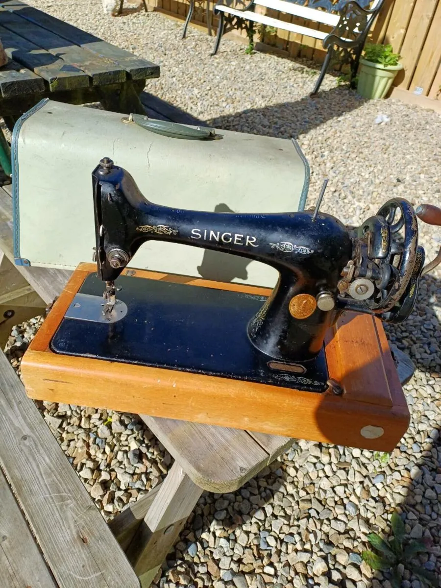 1925 Handcrank Singer Sewing Machine - Image 1