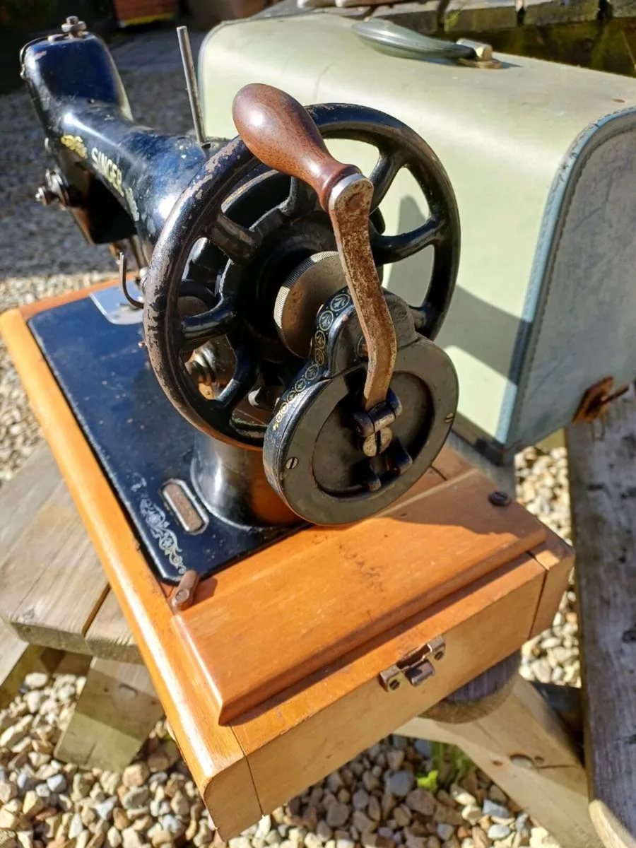 1925 Handcrank Singer Sewing Machine - Image 2