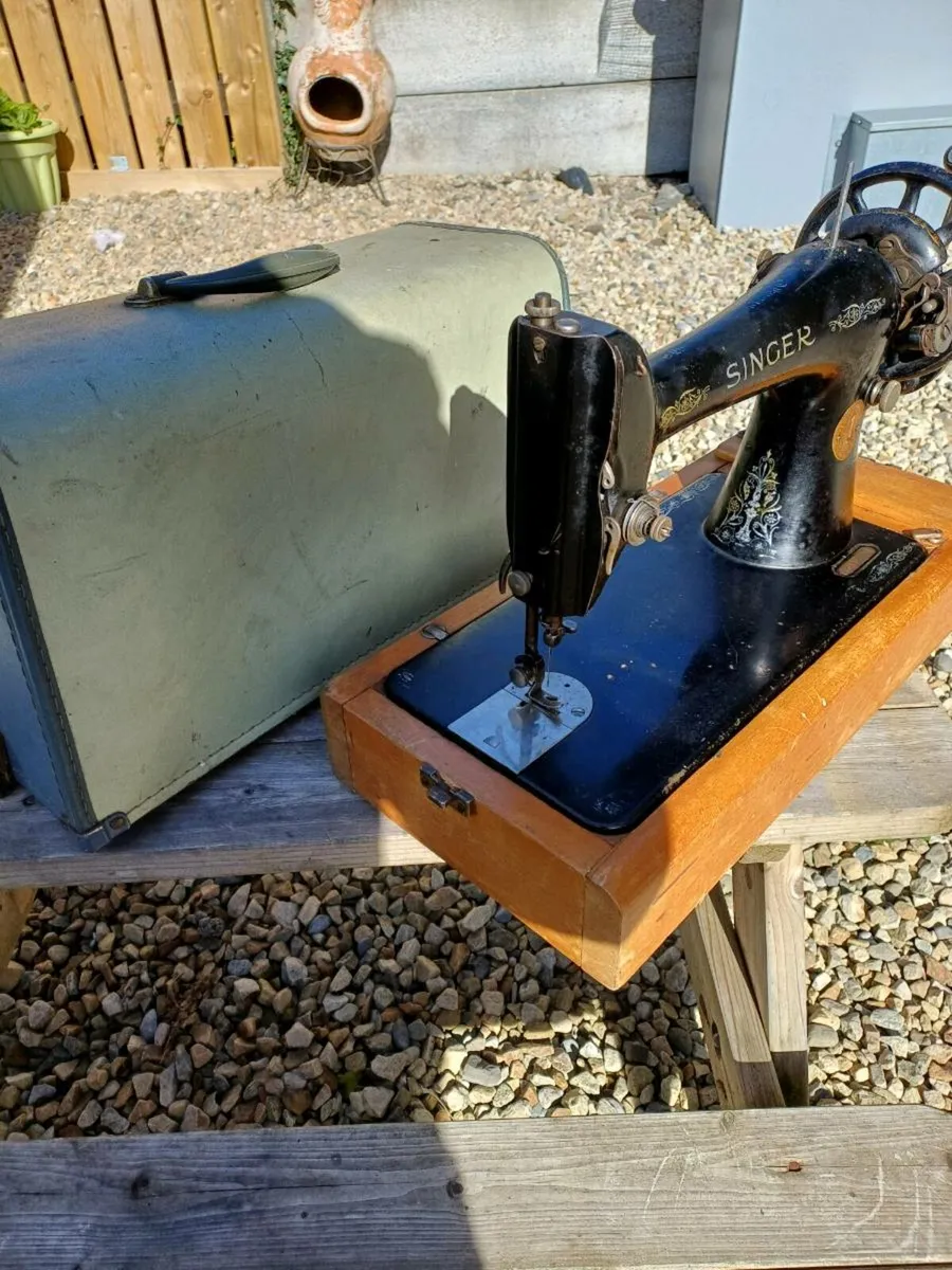 1925 Handcrank Singer Sewing Machine - Image 4