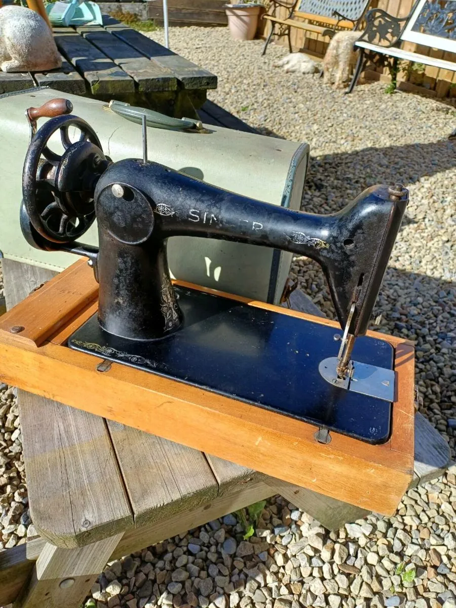 1925 Handcrank Singer Sewing Machine - Image 3