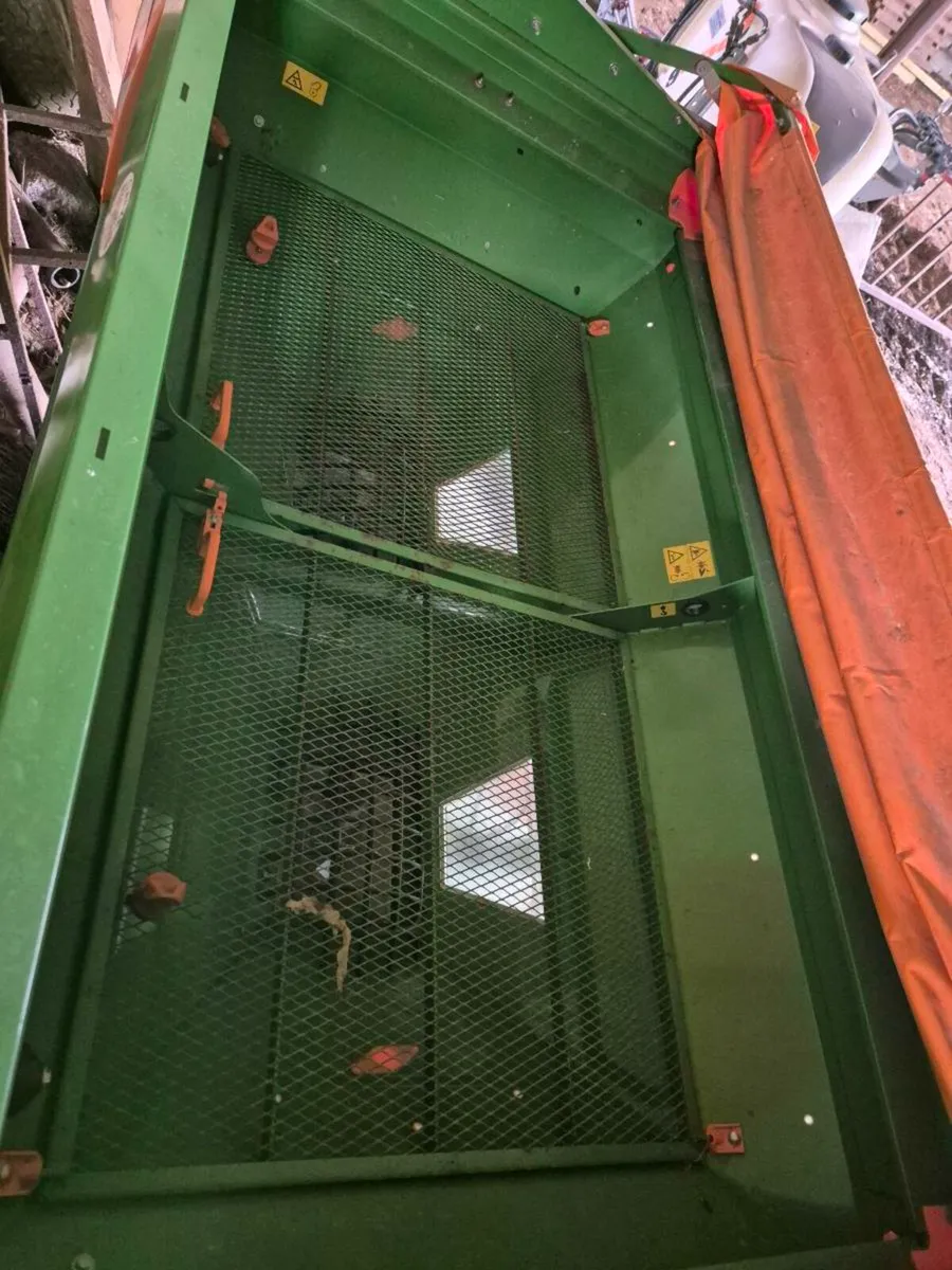 Amazone Fertiliser Spreader - Image 3