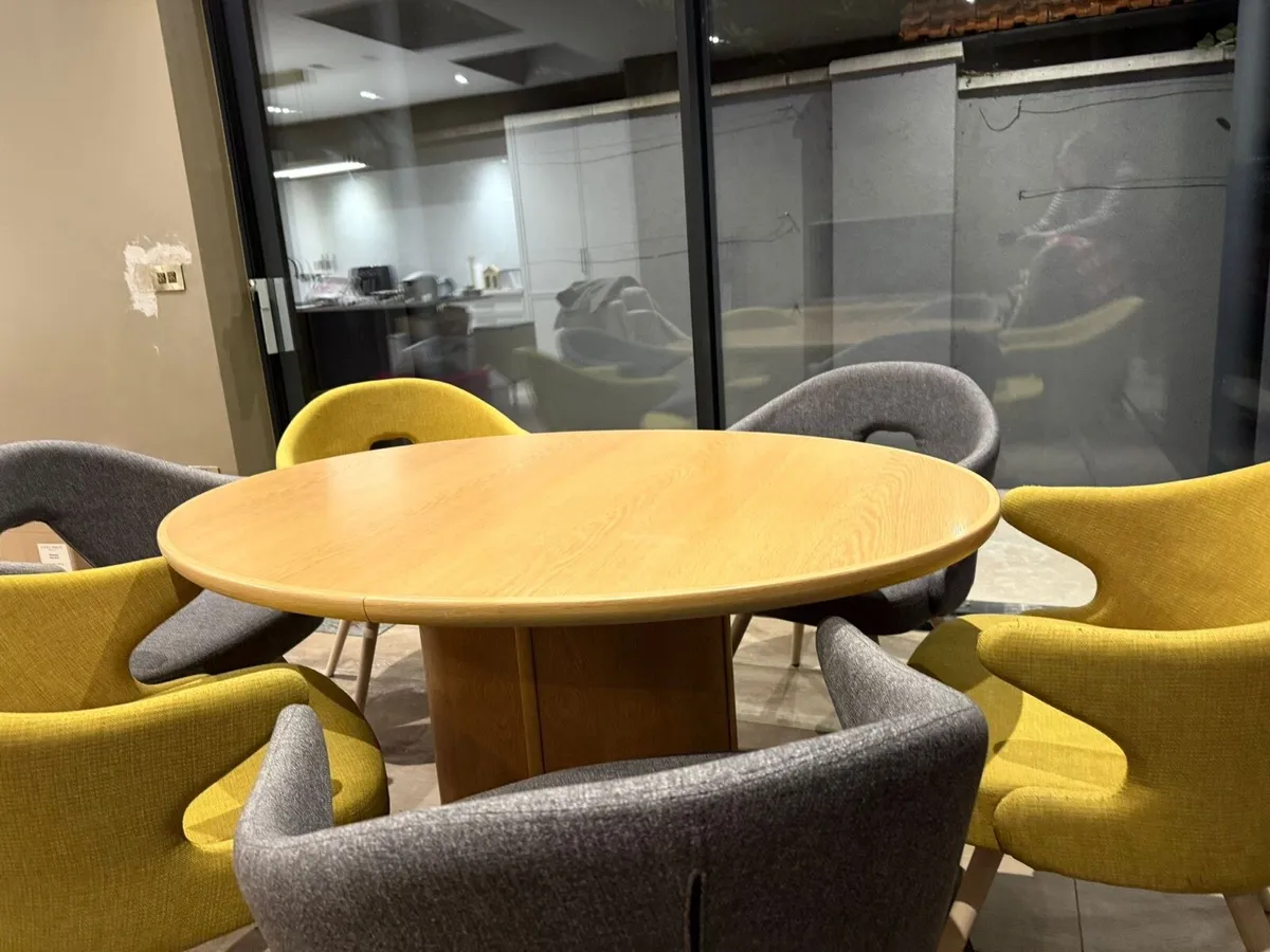 Scovby dining table + 6 S-cab dining chairs - Image 4