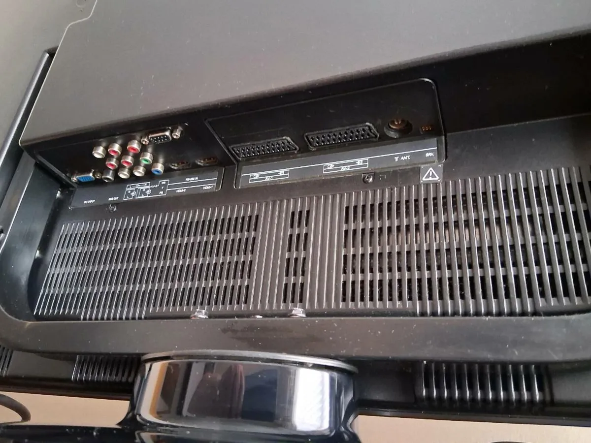 42" Hitachi Tv - Image 3