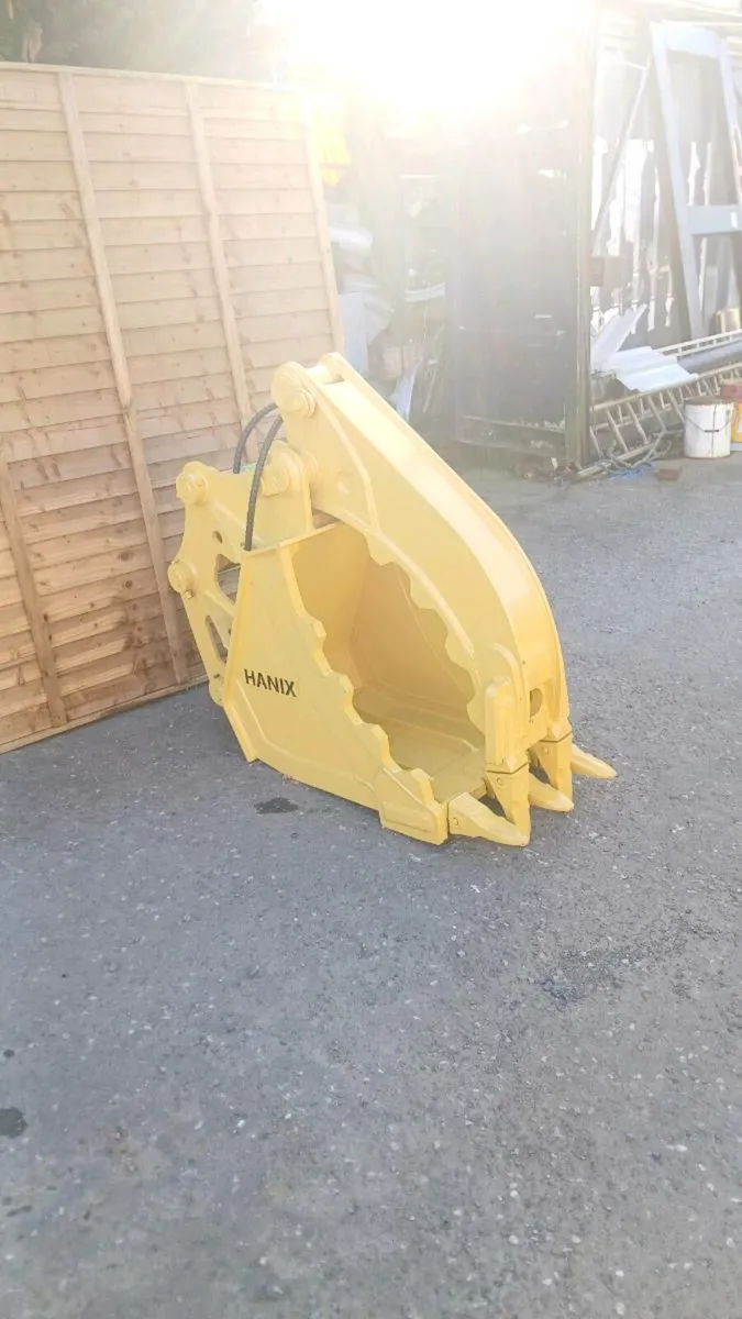 7 to 9 ton hydraulic grab bucket 50mm or 45mm pins - Image 1