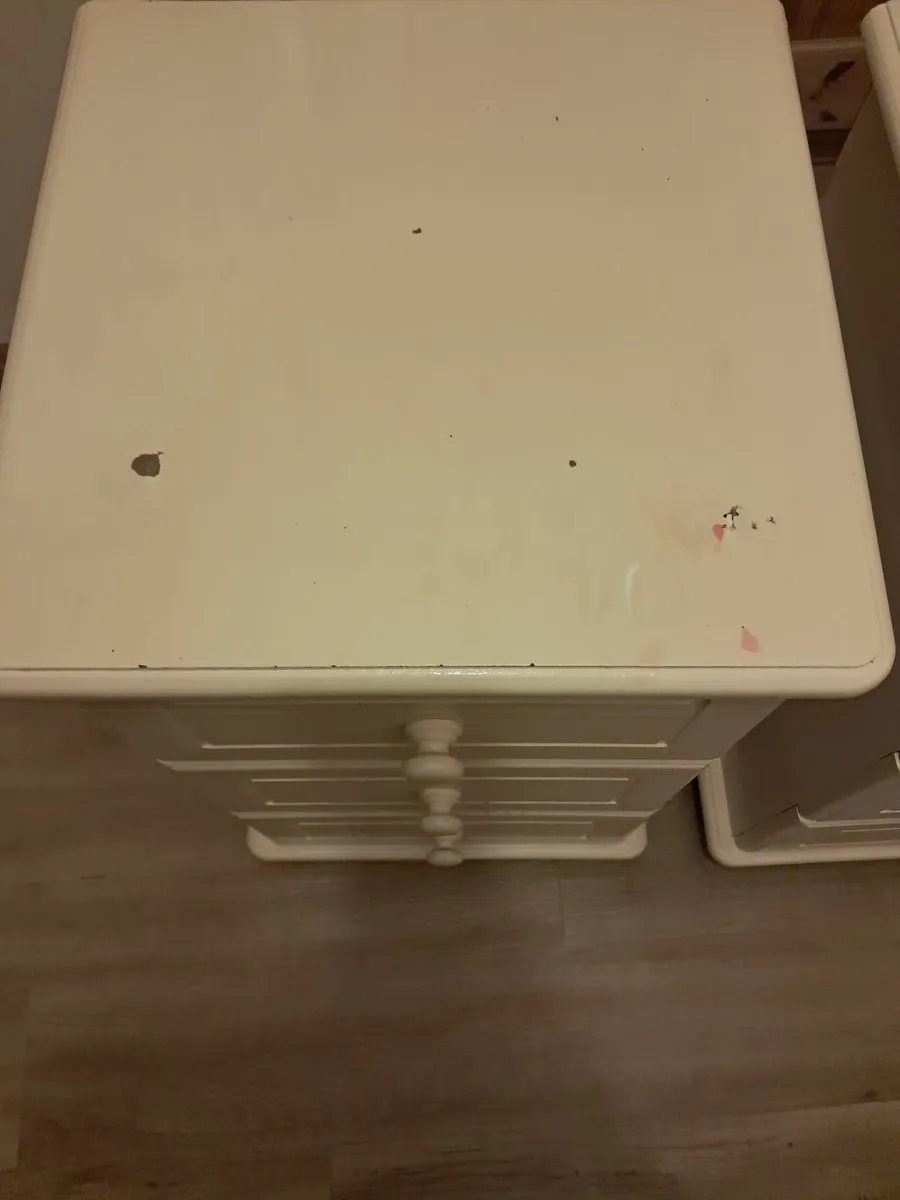 Two bedside lockers - Image 4