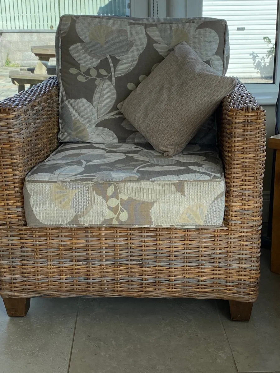 Conservatory sofa and armchair - Image 3